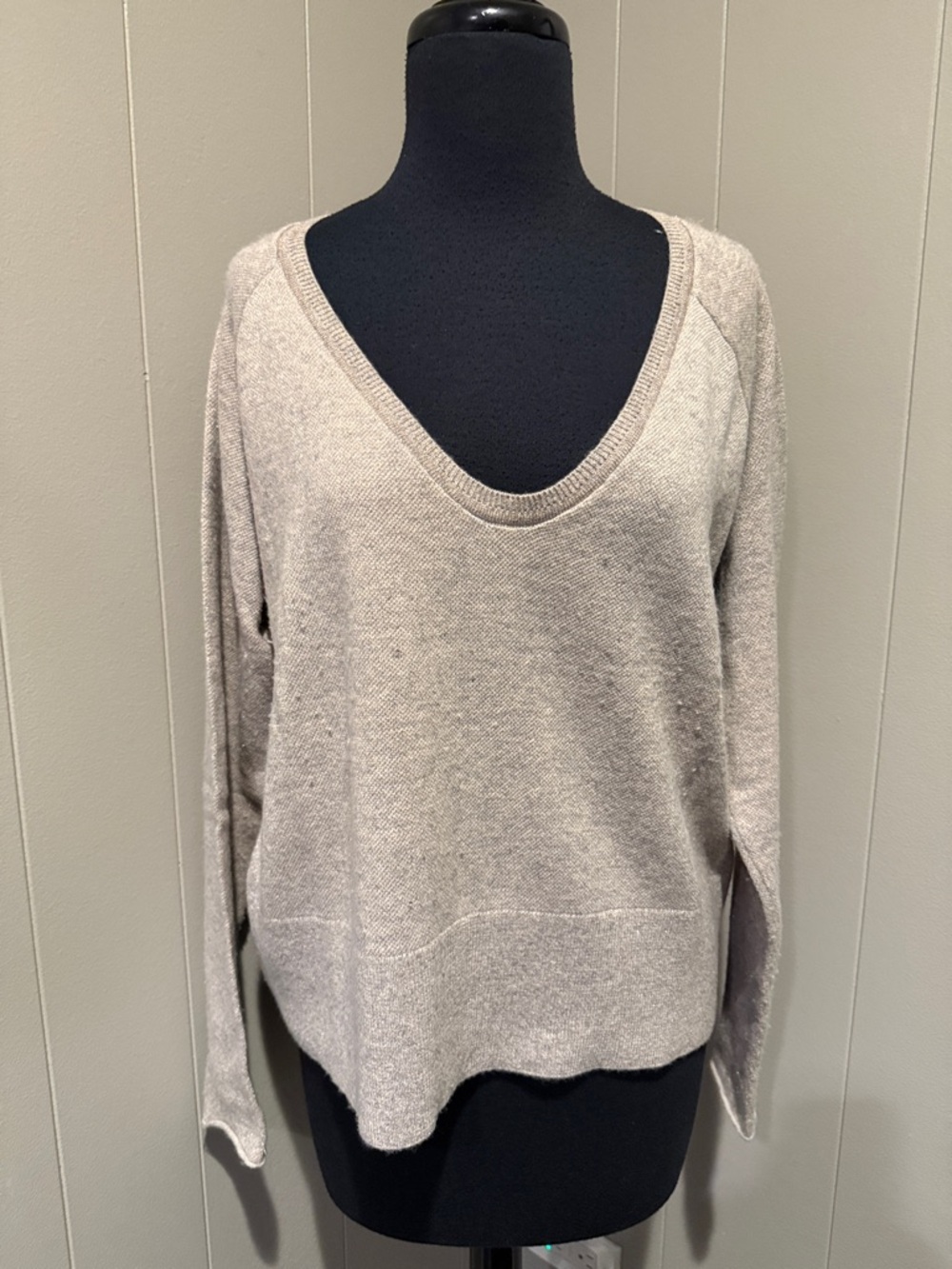B38 Duffy Women’s Medium Everyday Scoop Neck Sweater in Light Taupe